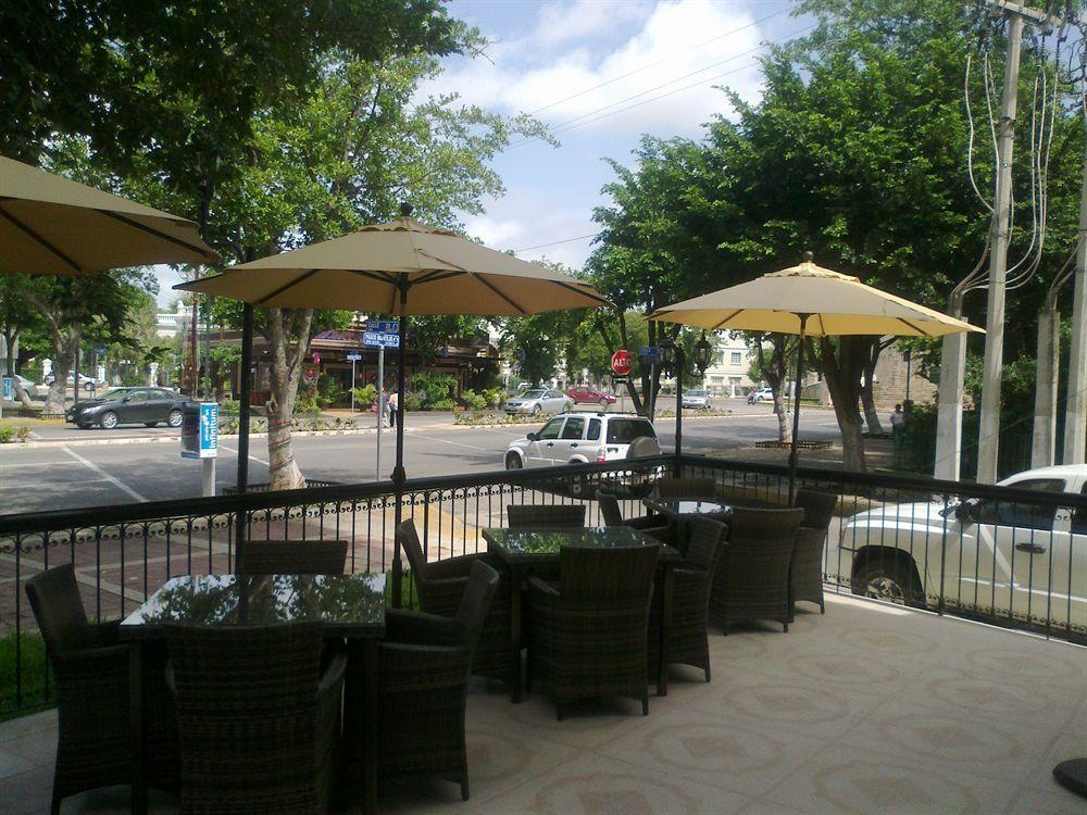 Hotel Victoria Mérida Dış mekan fotoğraf A patio at a restaurant