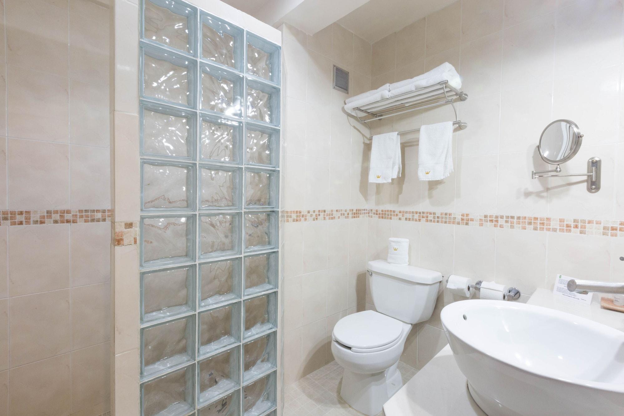 Hotel Victoria Mérida Dış mekan fotoğraf A modern bathroom