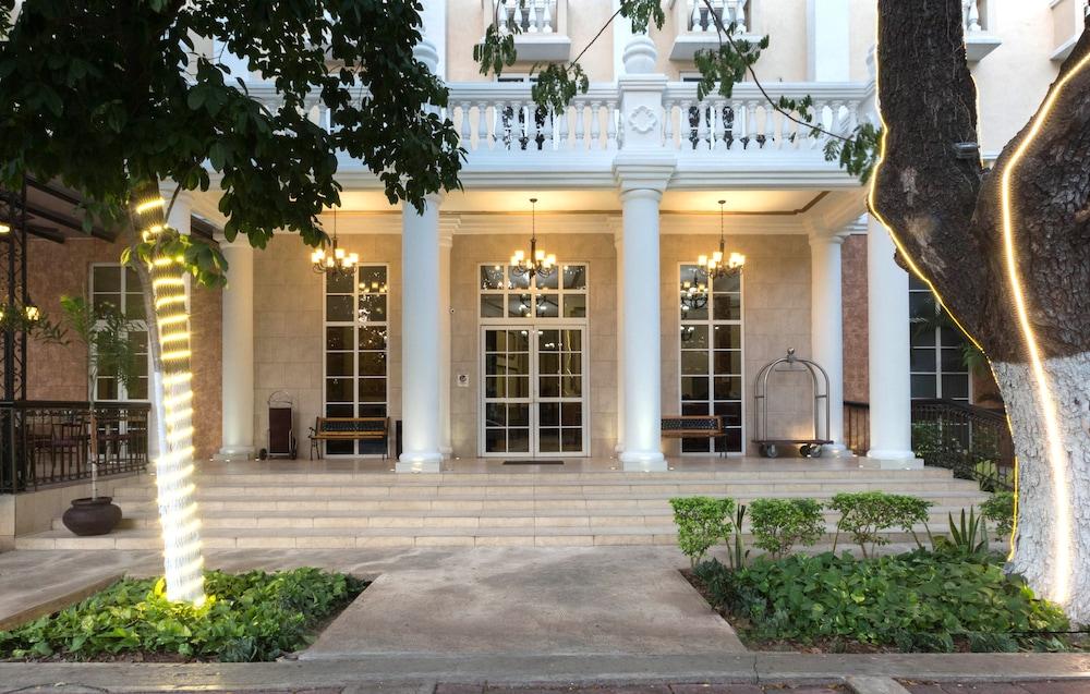 Hotel Victoria Mérida Dış mekan fotoğraf The main entrance of the hotel