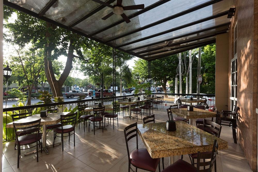 Hotel Victoria Mérida Dış mekan fotoğraf The patio at the restaurant