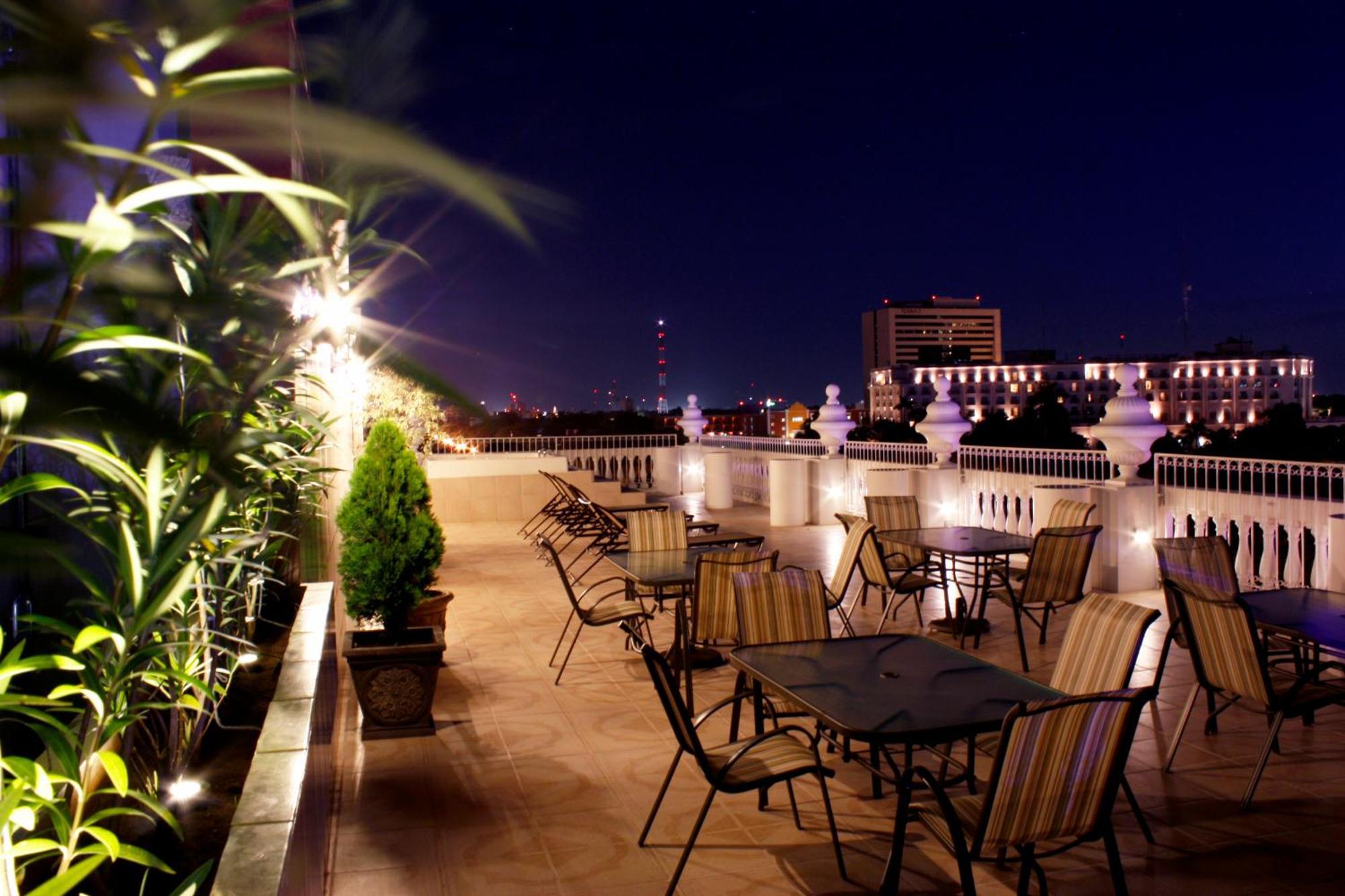 Hotel Victoria Mérida Dış mekan fotoğraf Rooftop bar at the Hotel